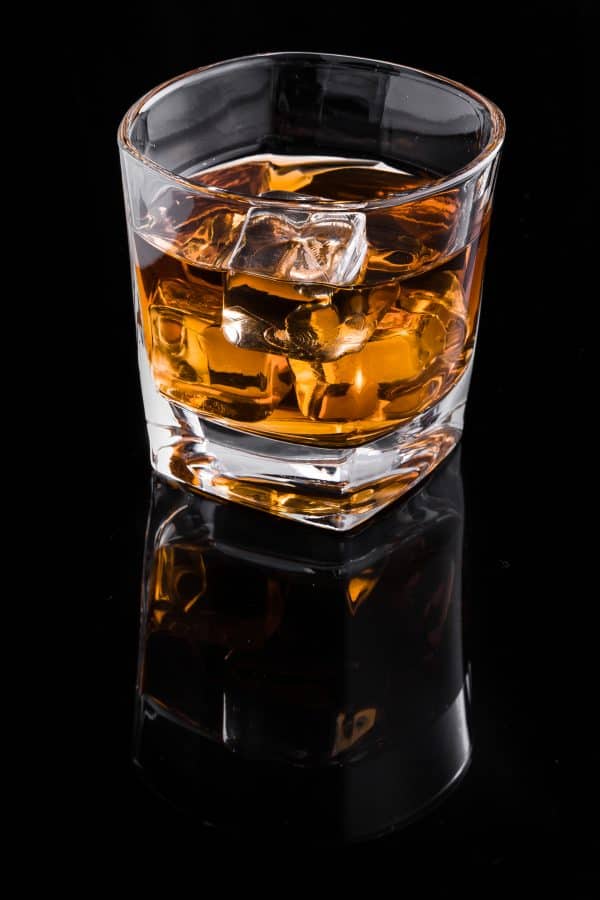 Whiskey in glas met ijs