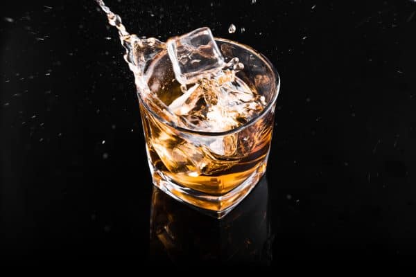 Whiskey in glas met ijsklonten