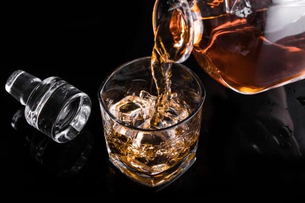 Whiskey glas inschenken