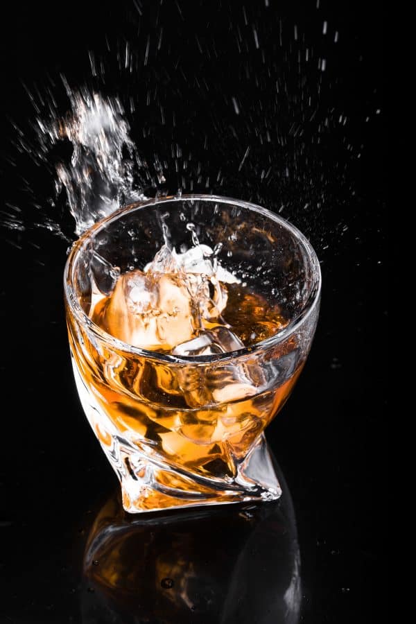 Whiskey met ijs in glas