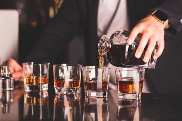 Whiskey glazen inschenken