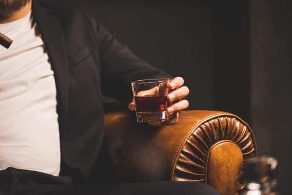Man met whiskey glas