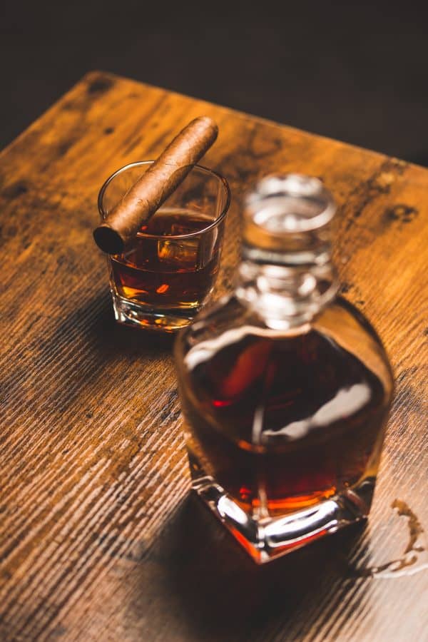 Whiskey glas met sigaar