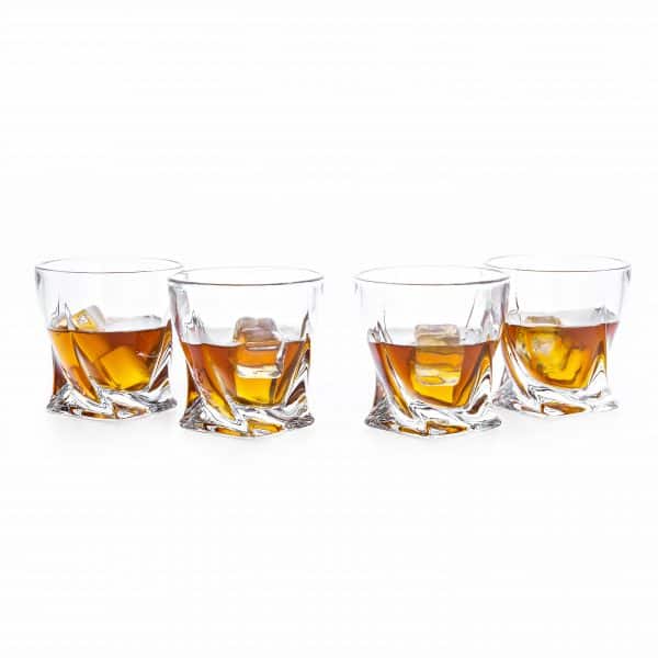 Whiskey glazen op witte achtergrond